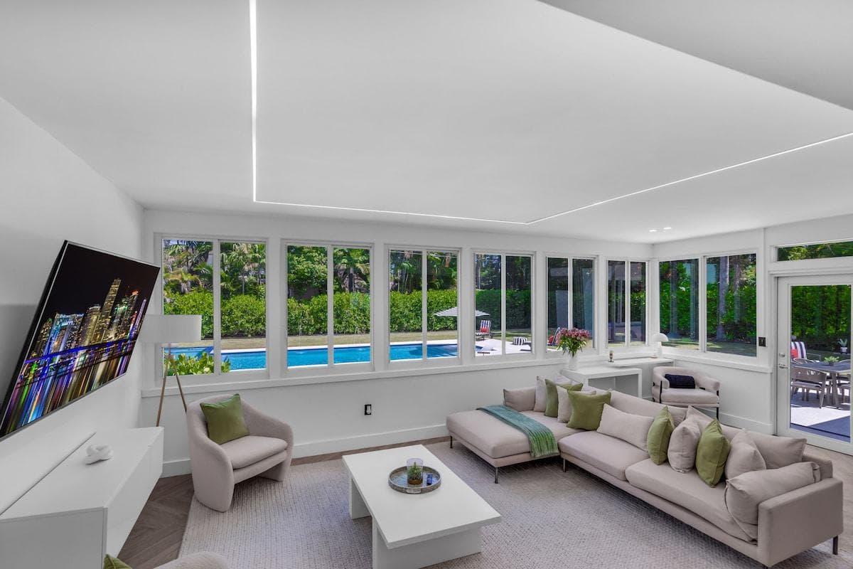 Bask in lush pool views from this elegant living room oasis in the heart of Brickell. Featuring soaring windows, a 75” smart TV, and a refined workspace, it’s the perfect blend of sophistication, comfort, and tropical serenity.

